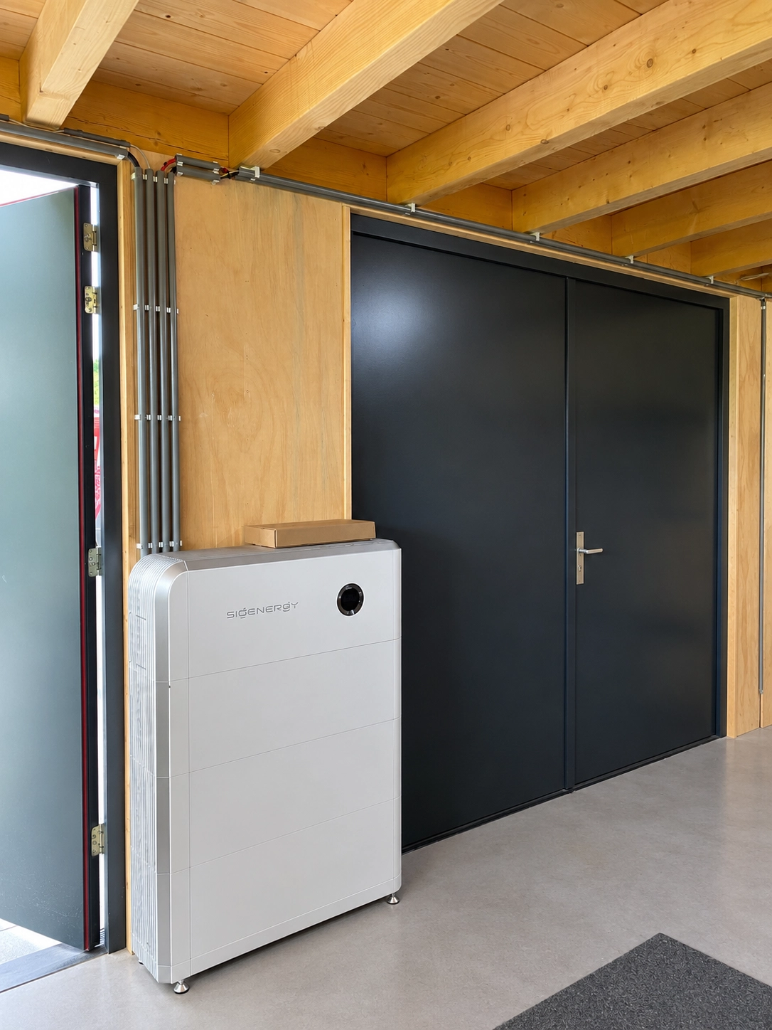 Opgeruimde garage met energieopslag