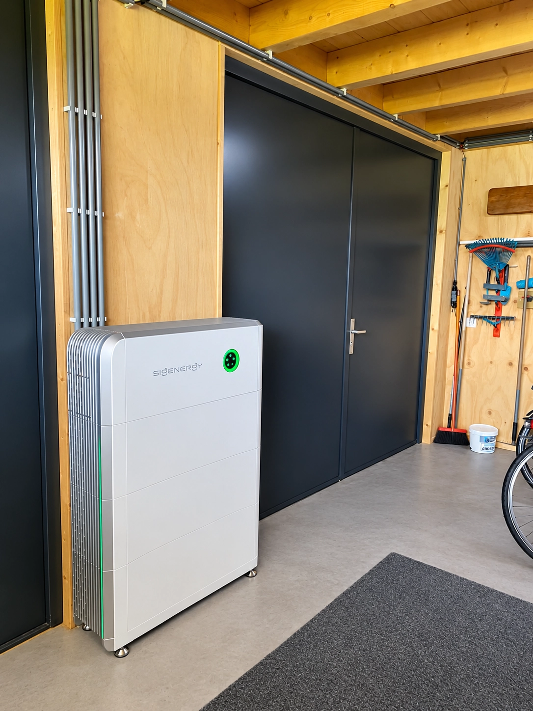 Opgeruimde werkplaats met Sigenergy batterij