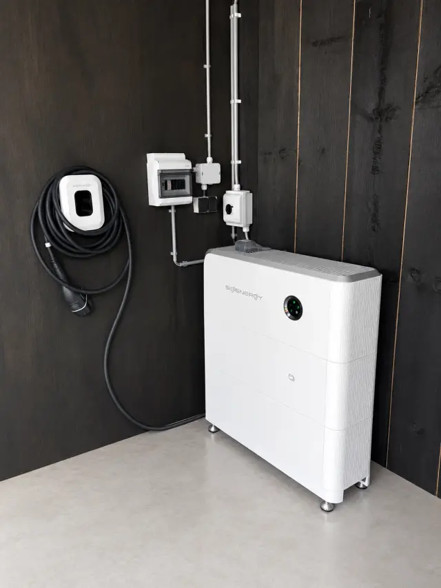 Strakke SIGENERGY energie installatie in garagehoek